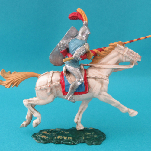 01. Chevalier jouteur visière ouverte sur cheval Elastolin (lance réparée non originale).